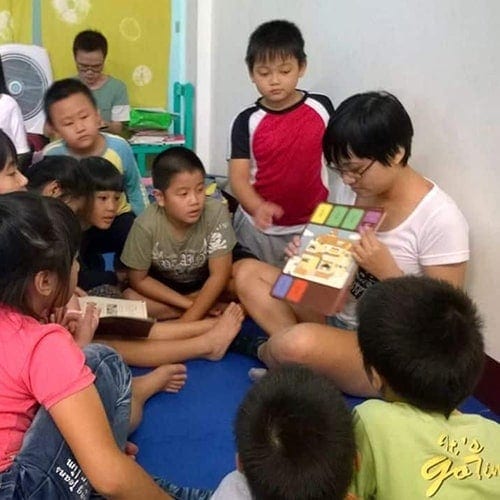 Teachers guide children to tell their stories