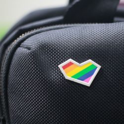 心心相吸：彩虹磁鐵金屬徽章