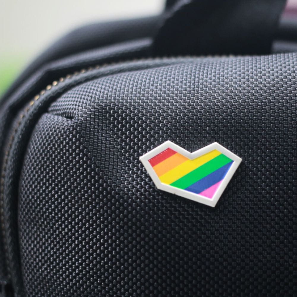 心心相吸：彩虹磁鐵金屬徽章