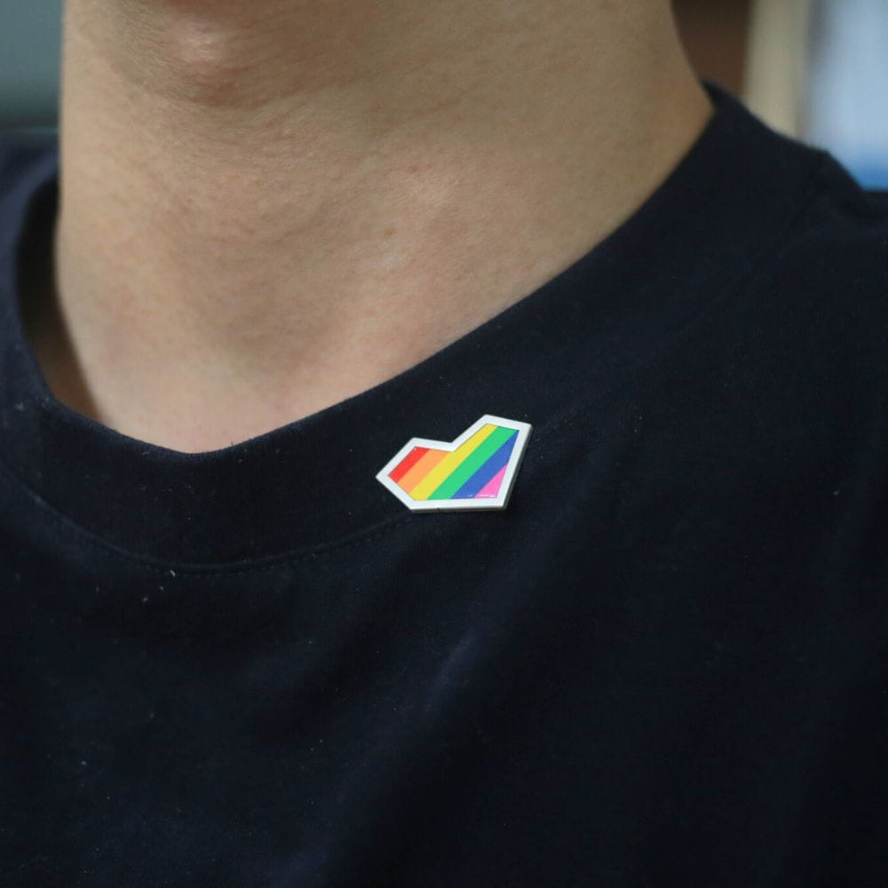 心心相吸：彩虹磁鐵金屬徽章：圖片 3