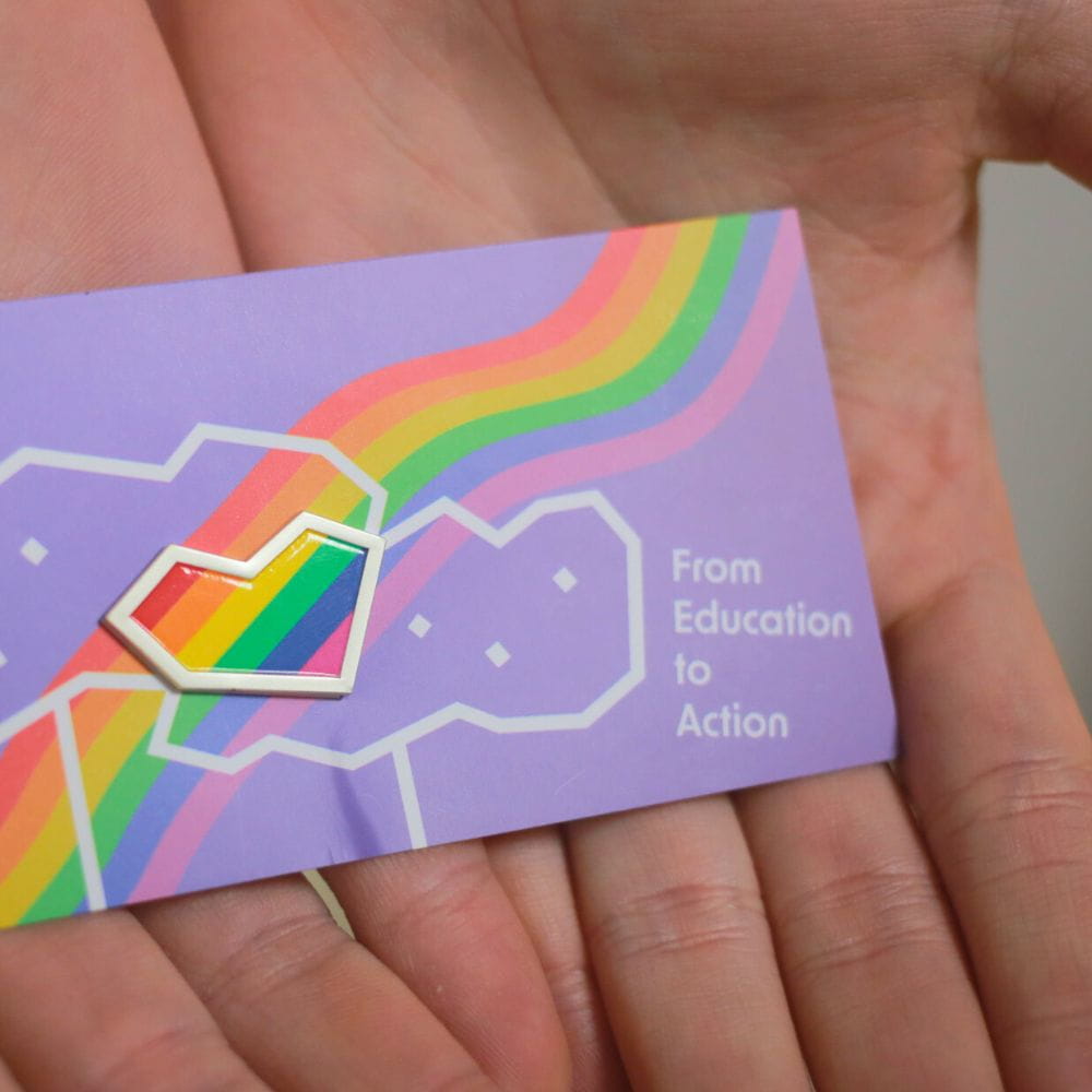 心心相吸：彩虹磁鐵金屬徽章：圖片 2